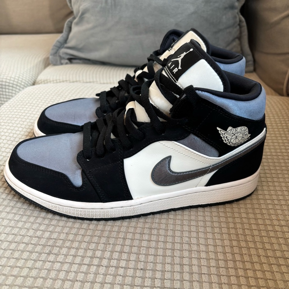 Men’s Nike Air Jordan 1 Mid SE Black/Smoke Grey, size 9.5
